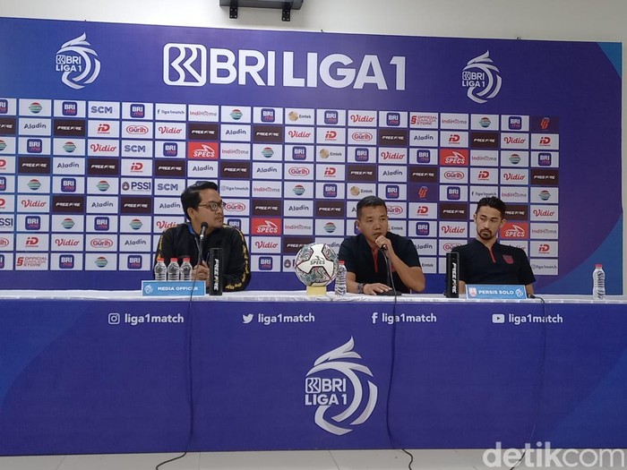 Caretaker Persis Solo Rasiman (tengah), saat konfrensi pers di Stadion Manahan Solo, Rabu (28/9/2022)