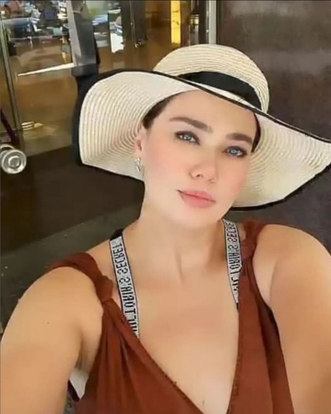 Pernikahan akan digelar pada 1 Oktober 2022 di Hotel Mercure, Jakarta. Catherine Wilson akan dinikahi dengan seperangkat alat salat sebagai mahar. Foto: Instagram/@cathrinewilson