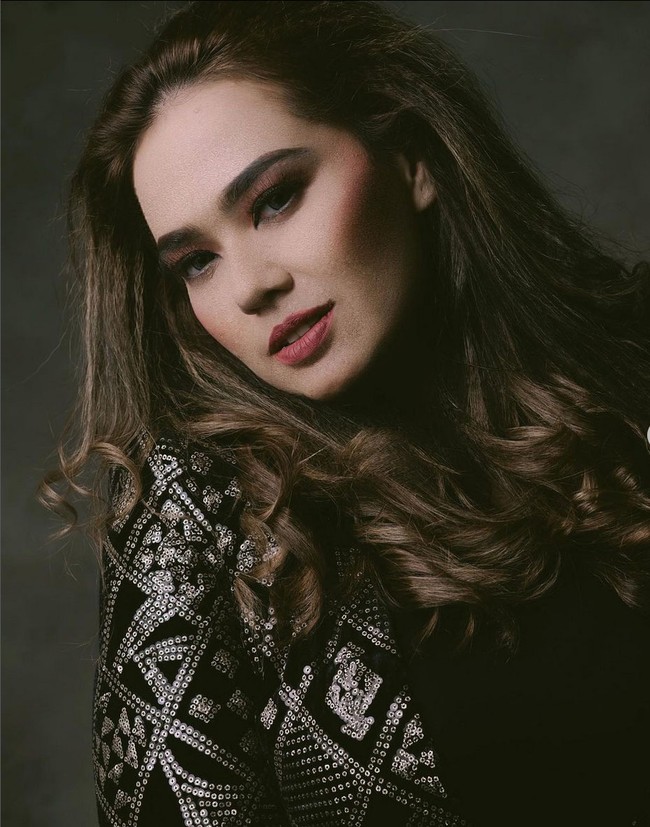 Wanita berusia 41 tahun itu juga dinilai sopan dan tidak sombong, dua karakter yang membuat Idham Mase semakin mantap menikahinya. Saya suka karakternya yang sopan, ramah, dan nyambung diajak bicara, imbuhnya. Foto: Instagram/@cathrinewilson