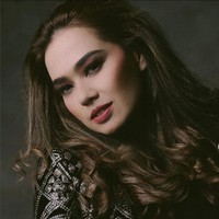 Wanita berusia 41 tahun itu juga dinilai sopan dan tidak sombong, dua karakter yang membuat Idham Mase semakin mantap menikahinya. Saya suka karakternya yang sopan, ramah, dan nyambung diajak bicara, imbuhnya. Foto: Instagram/@cathrinewilson