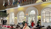 Salah satunya adalah momen saat di restoran yang ada di Italia. Ia bahkan berfoto di depan restoran yang bernuansa putih tersebut. Foto: Instagram @cathrinewilson
