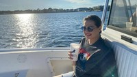Menikmati lautan lepas dari atas perahu, begini gaya Cathrine Wilson saat liburan ke Florida. Posenya santai sambil memegang minuman favorit. Foto: Instagram @cathrinewilson