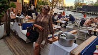 Kalau yang satu ini adalah momen Cathrine Wilson saat kulineran di restoran Seaspice yang berada di Miami. Restorannya berkonsep outdoor. Foto: Instagram @cathrinewilson