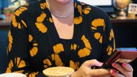 Selain restoran, Cathrine Wilson juga sering mampir ke kafe. Tentu saat di sana Cathrine Wilson memesan menu kopi. Foto: Instagram @cathrinewilson