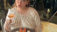 Terakhir ada momen ulang tahun Cathrine Wilson. Saat itu, ia diberi kejutan kue berbentuk huruf H dan dengan tulisan Happy Birthday.  Foto: Instagram @cathrinewilson