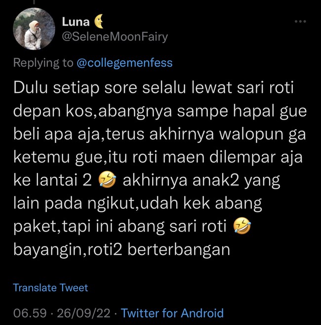 Abang tukang roti yang menjelma jadi seperti kurir paket. Kalau kayak gini kira-kira bayar rotinya di transfer atau ada aplikasi khususnya ya? Foto: Twitter