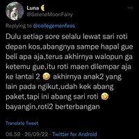 Abang tukang roti yang menjelma jadi seperti kurir paket. Kalau kayak gini kira-kira bayar rotinya di transfer atau ada aplikasi khususnya ya? Foto: Twitter