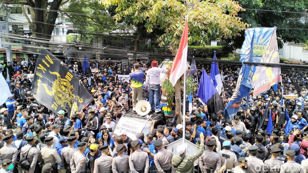 Protes soal Sistem Tiket, Bobotoh Kepung Kantor Persib Bandung