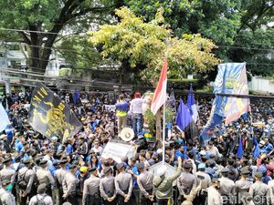 Bobotoh Geruduk Kantor Persib, Jalan Sulanjana Ditutup Sementara