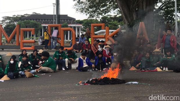 Demo mahasiswa di Kantor ATR/BPN Sukabumi.