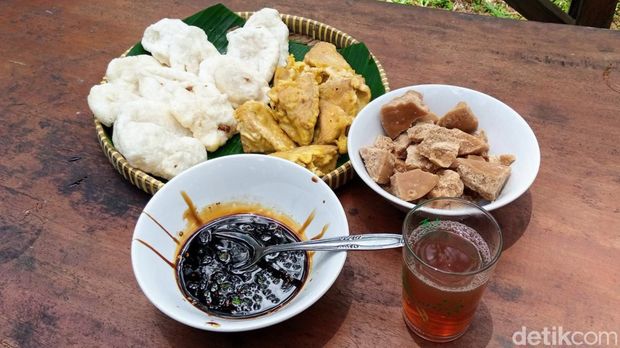 Hidangan gembel dan teh gula jawa.