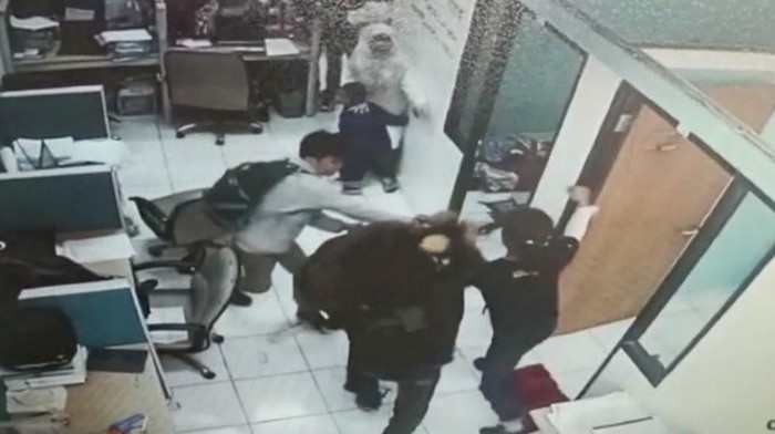 Detik-detik Ketua HMJ Farmasi UIN Makassar dikeroyok gegara cegah parkir liar.