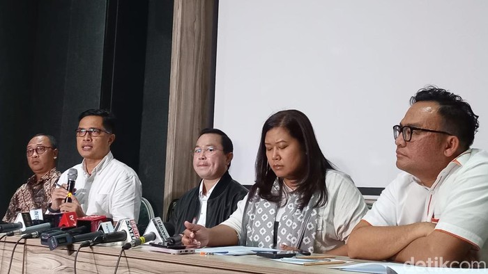 Eks jubir KPK Febri Diansyah diperkenalkan khusus sebagai pengacara istri eks Kadiv Propam Polri Irjen Ferdy Sambo, Putri Candrawathi. (Anggi Muliawati/detikcom)