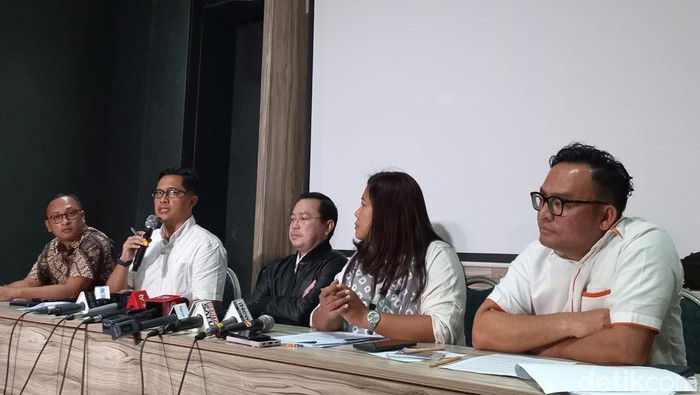 Eks jubir KPK Febri Diansyah diperkenalkan khusus sebagai pengacara istri eks Kadiv Propam Polri Irjen Ferdy Sambo, Putri Candrawathi. (Anggi Muliawati/detikcom)