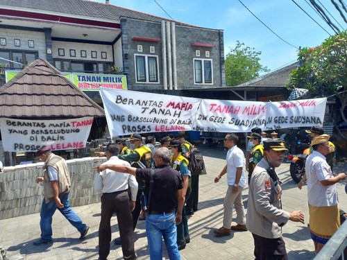 Suasana saat proses eksekusi lahan dan bangunan di Pemaron Buleleng, Rabu (28/9/2022)