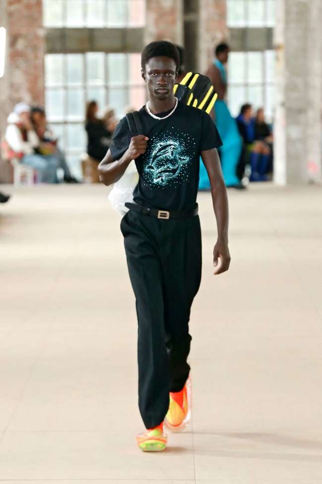 BOTTER menghadirkan busana dengan warna-warna earthy seperti cokelat, hitam, oranye dan abu-abu yang dipadankan biru terang sebagai warna ikonik dari brand asal Amsterdam tersebut. Foto: Getty Images