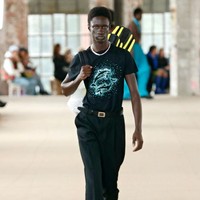 BOTTER menghadirkan busana dengan warna-warna earthy seperti cokelat, hitam, oranye dan abu-abu yang dipadankan biru terang sebagai warna ikonik dari brand asal Amsterdam tersebut. Foto: Getty Images