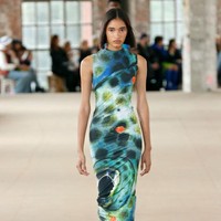 Bertemakan ‘Mother Earth’, brand bentukan duo desainer Rushemy Botter dan Lisi Herrebrugh ini menggunakan kondom sebagai pelengkap busana. Foto: Getty Images