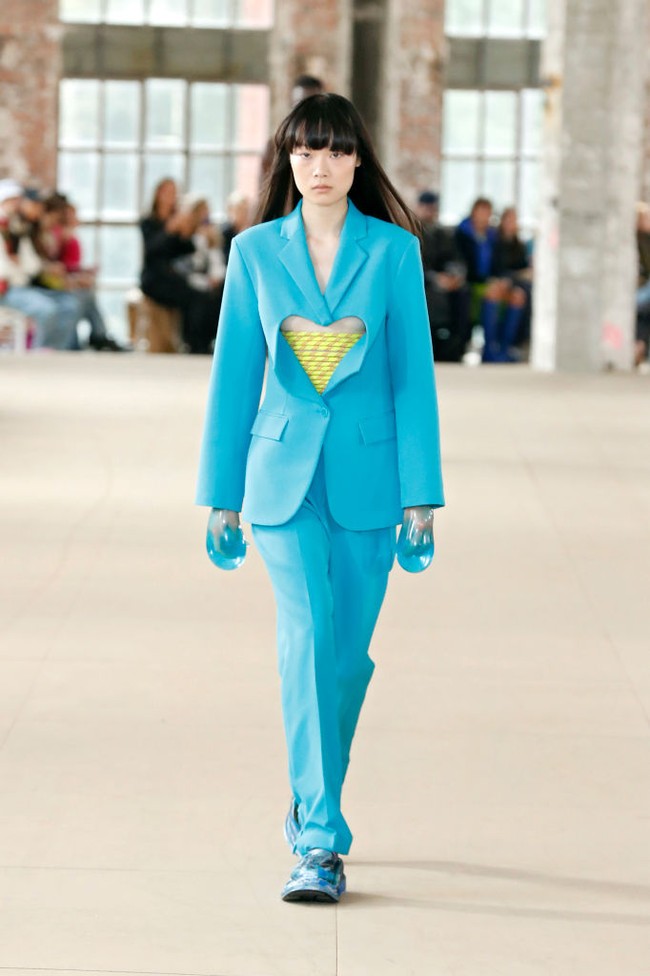 “Kami benar-benar ingin membawa unsur air ke runway. Kami memikirkan bagaimana berkolaborasi dengan alam dan bukan dengan brand fashion lain? Ini adalah sesuatu yang sudah kami lakukan riset secara mendalam di setiap musimnya,” tutur Rushemy Botter, seperti dilansir Vogue. Foto: Getty Images