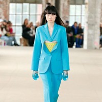 “Kami benar-benar ingin membawa unsur air ke runway. Kami memikirkan bagaimana berkolaborasi dengan alam dan bukan dengan brand fashion lain? Ini adalah sesuatu yang sudah kami lakukan riset secara mendalam di setiap musimnya,” tutur Rushemy Botter, seperti dilansir Vogue. Foto: Getty Images