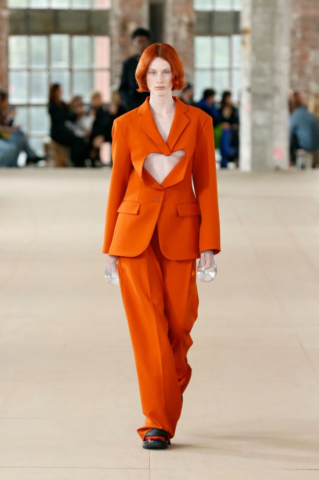 Satu hal yang unik dari koleksi ini adalah penggunaan kondom sebagai aksesori. Foto: Getty Images