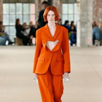 Satu hal yang unik dari koleksi ini adalah penggunaan kondom sebagai aksesori. Foto: Getty Images