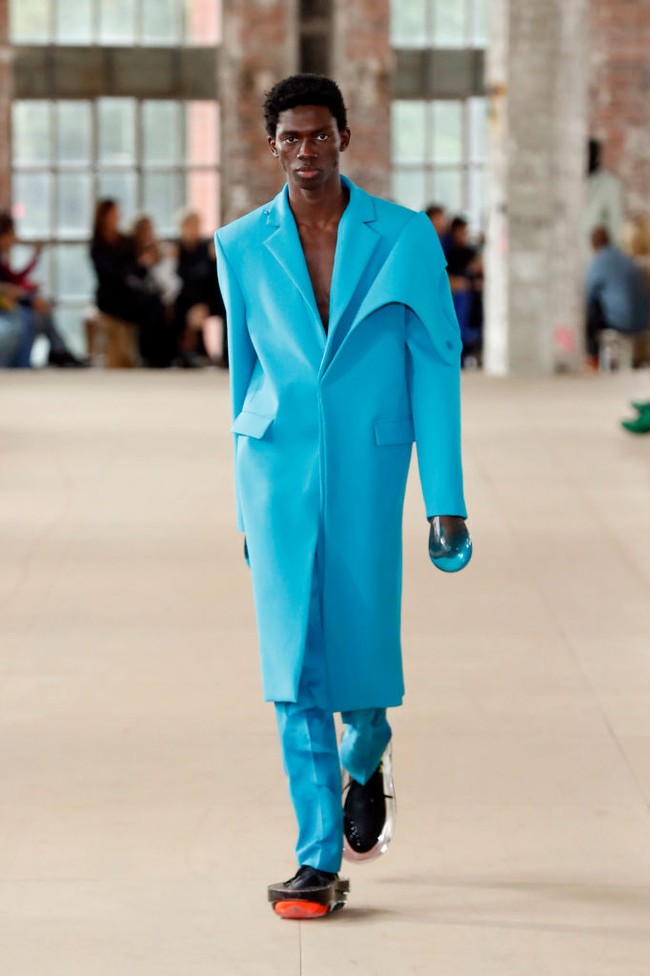 Banyak netizen tertarik dengan sarung tangan unik tersebut. Tapi ternyata itu terbuat dari kondom yang diisi air, lalu diikat dengan selotip dan dipasang ke pergelangan tangan model. Foto: Getty Images