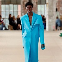 Banyak netizen tertarik dengan sarung tangan unik tersebut. Tapi ternyata itu terbuat dari kondom yang diisi air, lalu diikat dengan selotip dan dipasang ke pergelangan tangan model. Foto: Getty Images