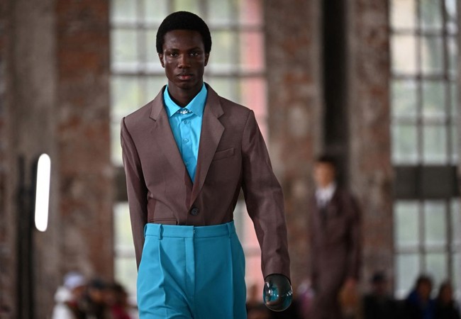 Video pembuatan sarung tangan dari kondom itu pun viral di Twitter. Foto: Getty Images