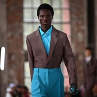 Video pembuatan sarung tangan dari kondom itu pun viral di Twitter. Foto: Getty Images