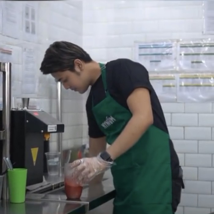 Gaya Asik Kriss Hatta Saat Jadi Barista hingga Masak di Dapur