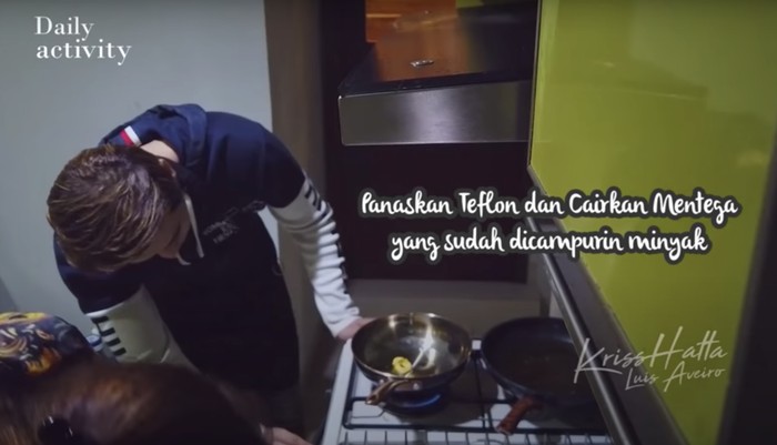 Gaya Asik Kriss Hatta Saat Jadi Barista hingga Masak di Dapur