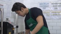 Tampaknya aktor 34 tahun ini suka mencoba hal baru. Kriss Hatta tampak menggunakan celemek dan bersiap untuk membuat minuman ala barista. Foto: Instagram @krisshatta07