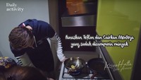 Kriss Hatta pun suka membantu sang ibu di dapur. Seperti ini ketika ia berusaha untuk menjadi chef profesional.  Foto: YouTube / Kriss Hatta Luis Aveiro 