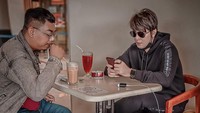 Sambil menunggu pesawat, Kriss Hatta menyempatkan bersantai di kafe sambil minum-minum sebentar. Mau kemana ya Kriss? Foto: Instagram @krisshatta07