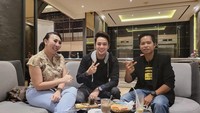 Belum lama, Kriss Hatta juga membagikan momennya ketika makan-makan santai dengan temannya. Kira-kira mereka ngobrolin soal apa ya? Foto: Instagram @krisshatta07