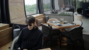 Gaya Keren Kriss Hatta Saat Jadi Barista hingga Masak di Dapur