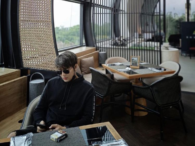 Gaya Keren Kriss Hatta Saat Jadi Barista hingga Masak di Dapur