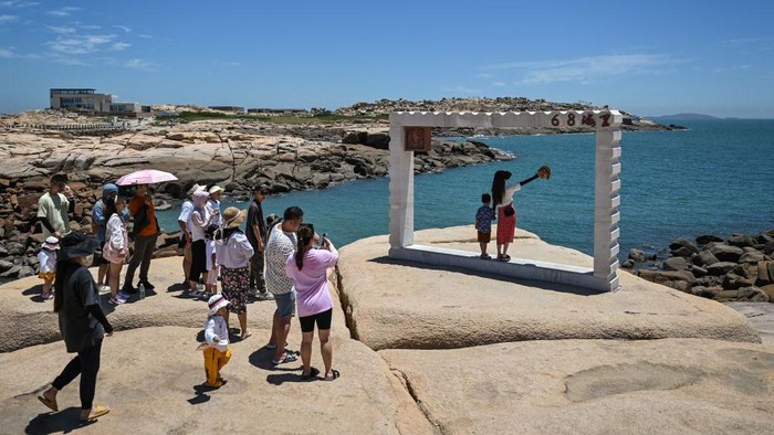 Geliat Wisata Pulau Pingtan di Tengah Panas Dingin Hubungan China-Taiwan Tourists visit a scenic area on Pingtan island, one of mainland China's closest points to Taiwan, in Fujian province on August 6, 2022. (Photo by Hector RETAMAL / AFP) (Photo by HECTOR RETAMAL/AFP via Getty Images)