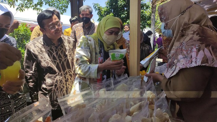 Gubernur Khofifah tinjau produk UMKM di Kantor Wilayah Direktorat Jenderal Bea dan Cukai (DJBC) Jawa Timur Jl. Raya Bandara Juanda No 39, Semambung, Kabupaten Sidoarjo