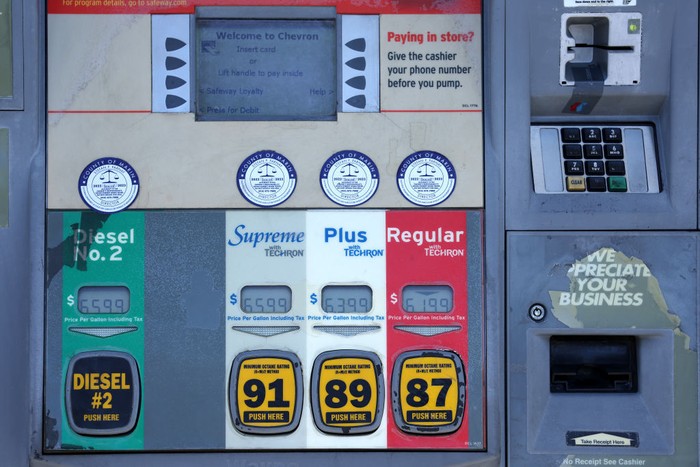 Harga BBM di California Naik Usai Alami Penurunan GREENBRAE, CALIFORNIA - SEPTEMBER 27: A pedestrian walks by a display of gas prices over $6.00 a gallon at a Chevron gas station on September 27, 2022 in Greenbrae, California. Gas prices in the San Francisco Bay Area have surged over 40 cents in the past week to an average of $6.05 in San Francisco. The national average for a gallon of regular gasoline is $3.70. (Photo by Justin Sullivan/Getty Images)
