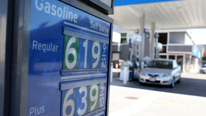 Harga BBM di California Naik Usai Alami Penurunan GREENBRAE, CALIFORNIA - SEPTEMBER 27: A pedestrian walks by a display of gas prices over $6.00 a gallon at a Chevron gas station on September 27, 2022 in Greenbrae, California. Gas prices in the San Francisco Bay Area have surged over 40 cents in the past week to an average of $6.05 in San Francisco. The national average for a gallon of regular gasoline is $3.70. (Photo by Justin Sullivan/Getty Images)