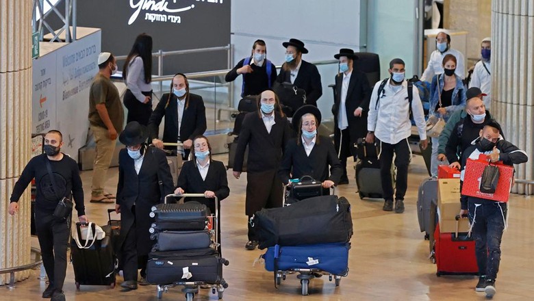 Ultra-Orthodox Jewish men arrive at the Israels Ben Gurion airport near the coastal city of Tel Aviv on September 9, 2021, after spending the Rosh Hashanah (Jewish New Year) celebrations in the central Ukranian town of Uman, as part of an anual pilgrimage to the gravesite of Rabbi Nachman, an 18th-century Jewish luminary. (Photo by JACK GUEZ / AFP) (Photo by JACK GUEZ/AFP via Getty Images)