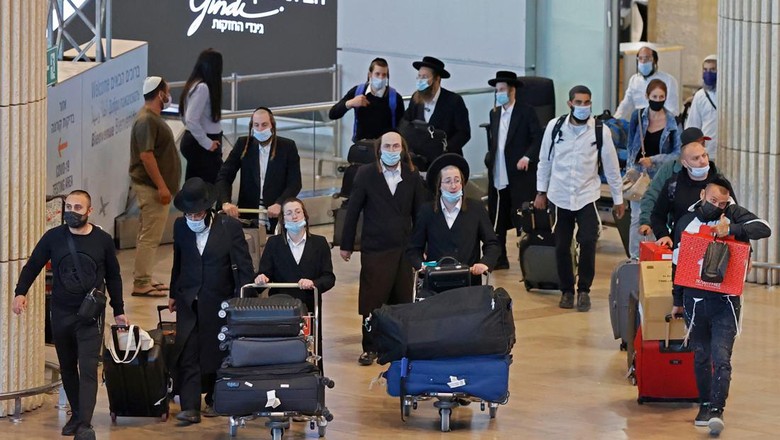 Ilustrasi Umat Yahudi Ultra-Orthodox Jewish men arrive at the Israels Ben Gurion airport near the coastal city of Tel Aviv on September 9, 2021, after spending the Rosh Hashanah (Jewish New Year) celebrations in the central Ukranian town of Uman, as part of an anual pilgrimage to the gravesite of Rabbi Nachman, an 18th-century Jewish luminary. (Photo by JACK GUEZ / AFP) (Photo by JACK GUEZ/AFP via Getty Images)