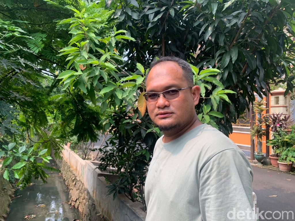 Jatmiko, warga Pondok Bambu Duren Sawit Jaktim yang khawatir kebanjiran karena sodetan baru. (Mulia Budi/detikcom)