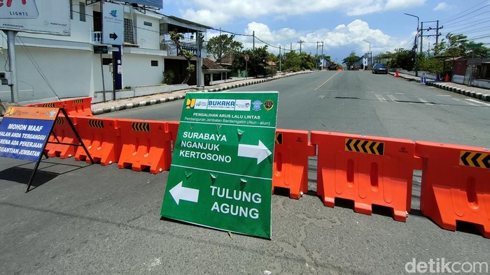 Jembatan Bandar Ngalim yang ditutup sementara untuk perbaikan