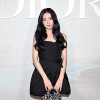 Kedatangan Jisoo BLACKPINK di venue acara disambut sorakan penggemar. Dia tak berhenti melambaikan tangan kepada penggemar yang telah menunggunya. Foto: Instagram