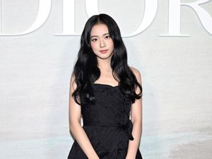 Adu Gaya Jisoo dan Rose BLACKPINK di Paris Fashion Week, Kompak Pakai Hitam