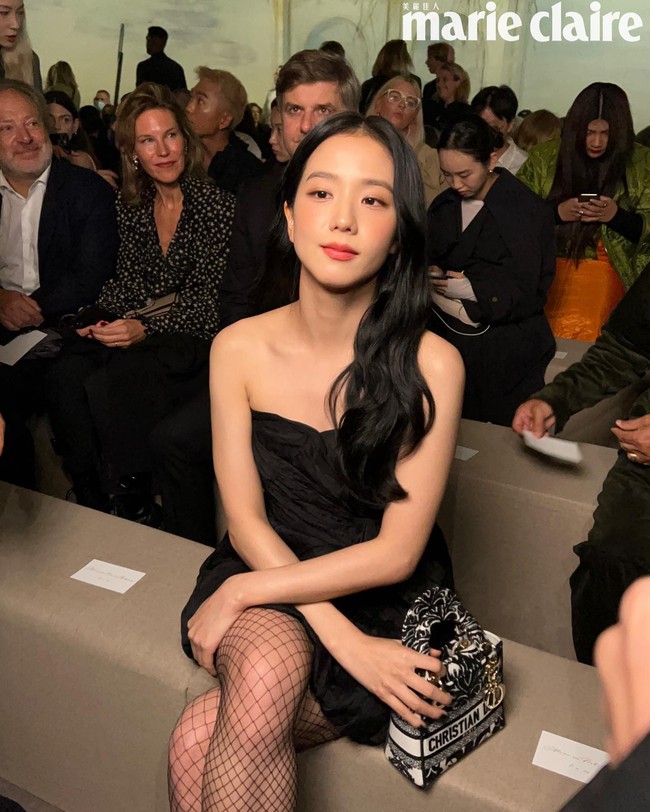 Meskipun tak memakai aksesoris, penampilan Jisoo tetap terlihat mewah. Tahun lalu, dia juga mencuri perhatian di Paris Fashion Week dengan preppy look. Foto: Instagram