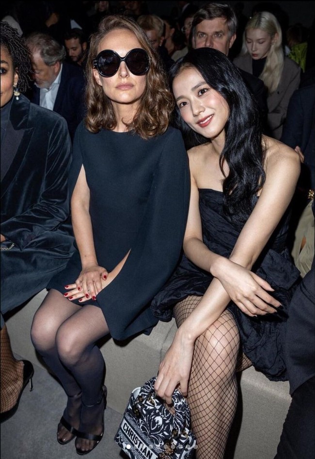 Dalam kesempatan itu, Jisoo BLACKPINK bertemu dengan aktris Hollywood yang diidolakannya, Natalie Portman. Keduanya duduk berdampingan di baris terdepan. Foto: Instagram